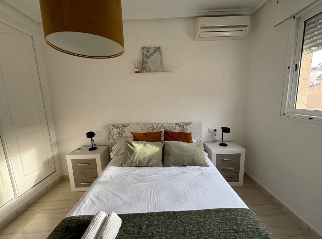 2 slaapkamer Flat te huur in Ciudad Quesada met zwembad - € 950 (Ref: 8981955)