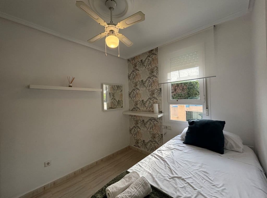 2 slaapkamer Flat te huur in Ciudad Quesada met zwembad - € 950 (Ref: 8981955)