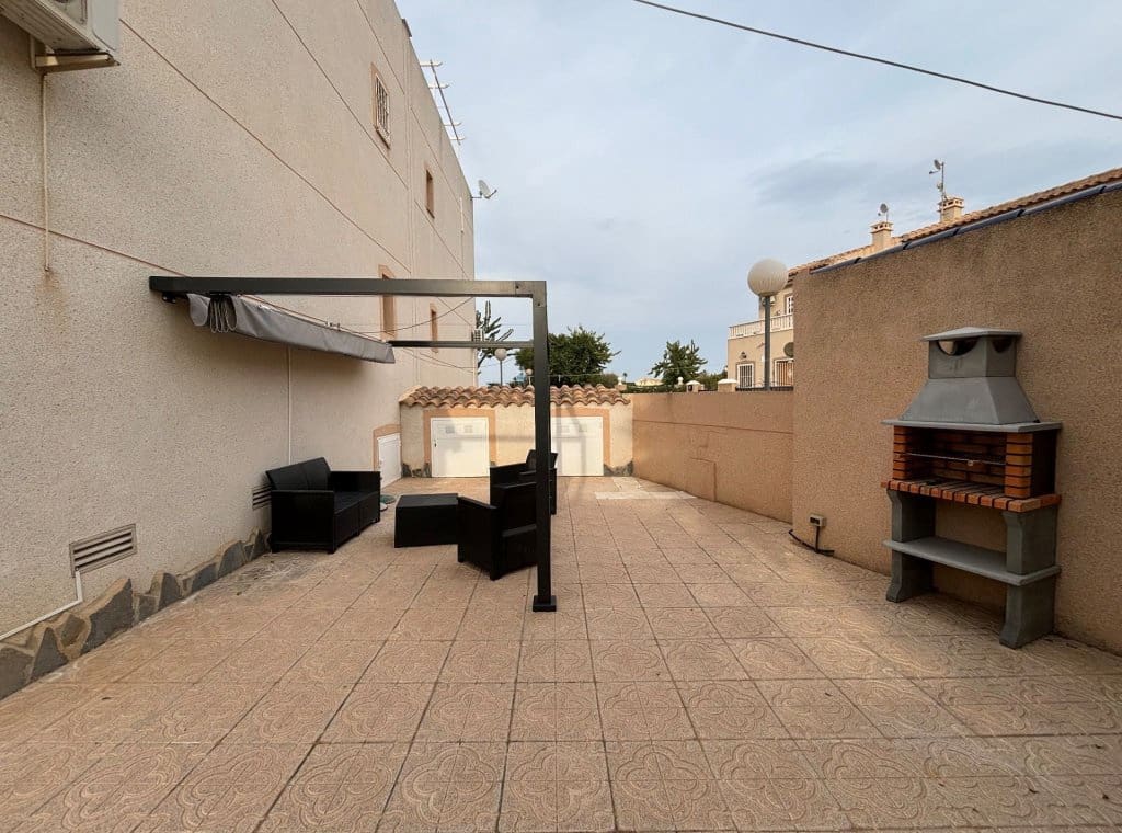 2 slaapkamer Flat te huur in Ciudad Quesada met zwembad - € 950 (Ref: 8981955)