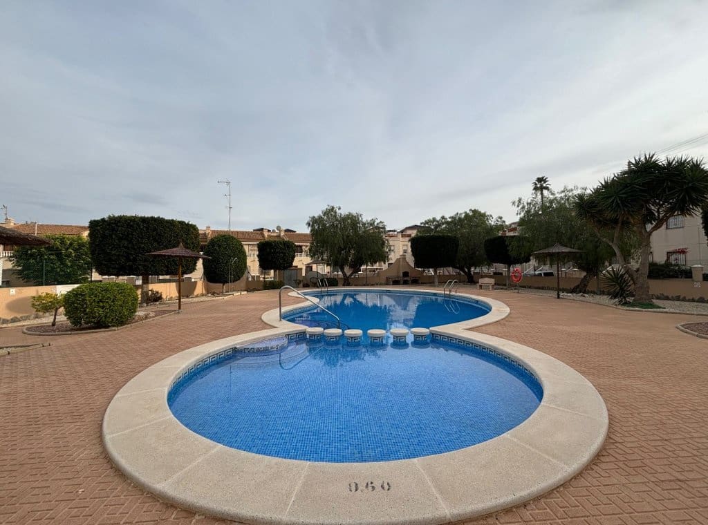 2 slaapkamer Flat te huur in Ciudad Quesada met zwembad - € 950 (Ref: 8981955)