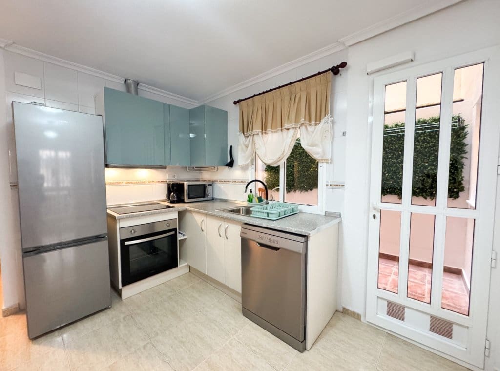 3 soverom Leilighet til leie i Torrevieja - € 1 000 (Ref: 8998584)