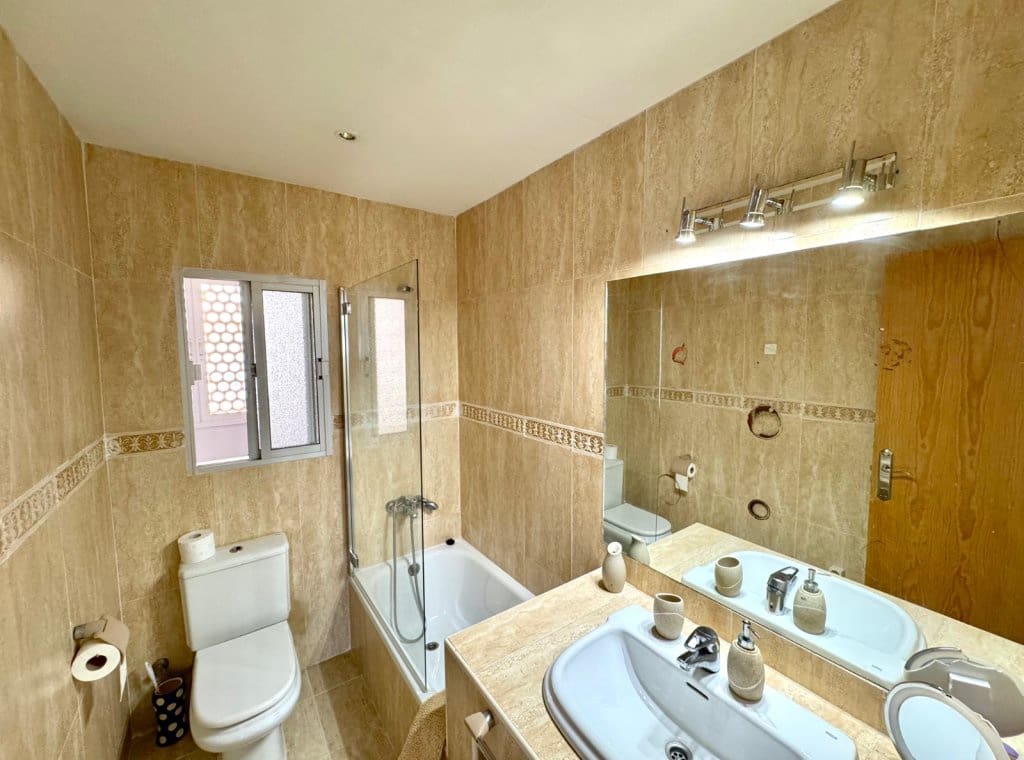 3 soveværelse Lejlighed til leje i Torrevieja med swimmingpool - € 1.650 (Ref: 8998586)