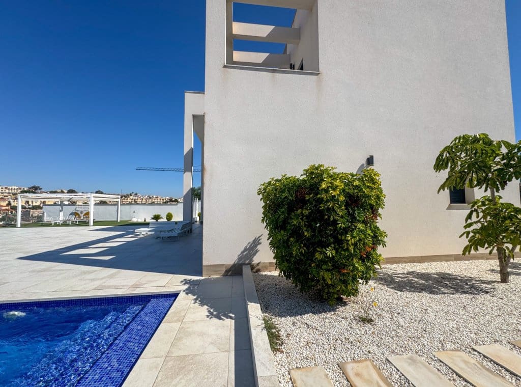 3 bedroom Villa for rent in San Fulgencio with pool garage - € 2,500 (Ref: 9000840)