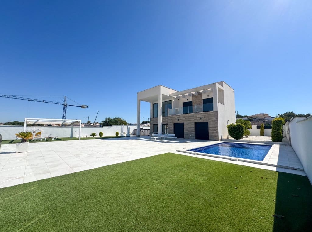 3 bedroom Villa for sale in San Fulgencio with pool garage - € 885,000 (Ref: 9002722)