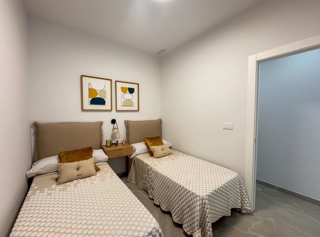 2 bedroom Apartment for rent in Torrevieja with pool garage - € 1,200 (Ref: 9016400)