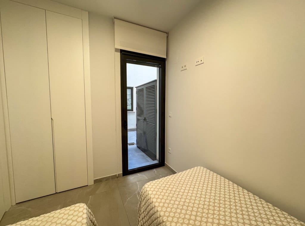 2 bedroom Apartment for rent in Torrevieja with pool garage - € 1,200 (Ref: 9016400)