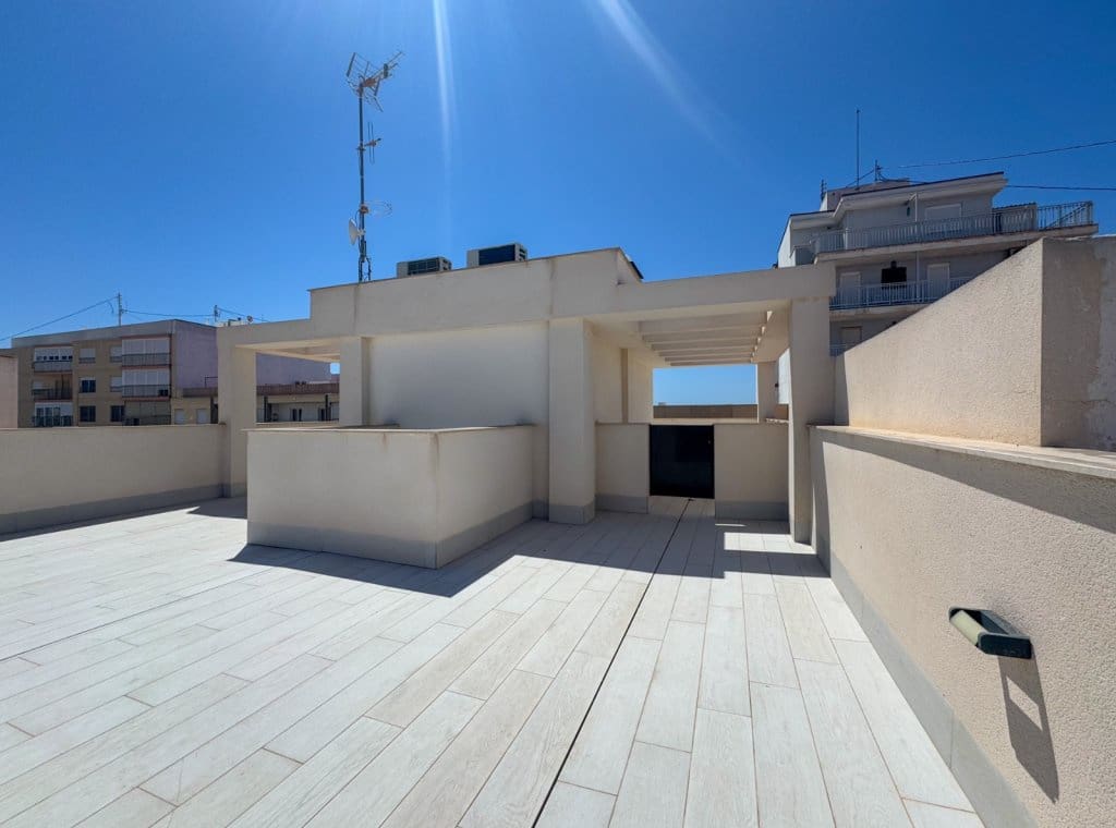 2 bedroom Apartment for rent in Torrevieja with pool garage - € 1,200 (Ref: 9016400)
