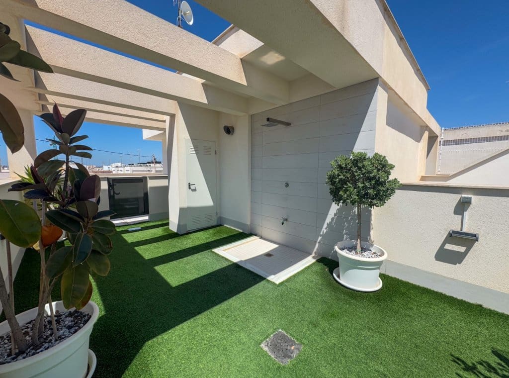2 bedroom Apartment for rent in Torrevieja with pool garage - € 1,200 (Ref: 9016400)