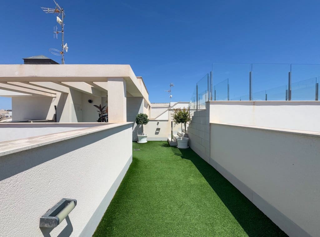 2 bedroom Apartment for rent in Torrevieja with pool garage - € 1,200 (Ref: 9016400)