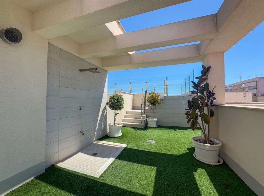 2 bedroom Apartment for rent in Torrevieja with pool garage - € 1,200 (Ref: 9016400)