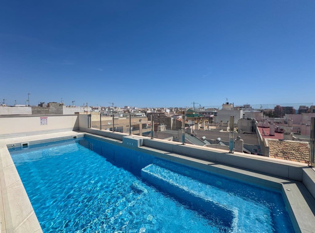 2 bedroom Apartment for rent in Torrevieja with pool garage - € 1,200 (Ref: 9016400)