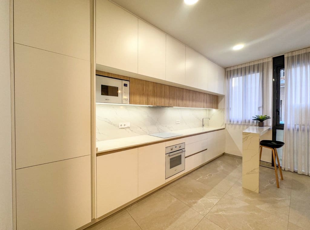 2 bedroom Apartment for rent in Torrevieja with pool garage - € 1,200 (Ref: 9016400)