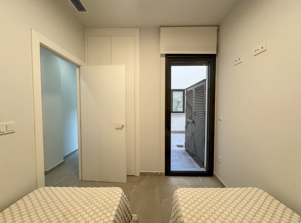 2 bedroom Apartment for rent in Torrevieja with pool garage - € 1,200 (Ref: 9016400)