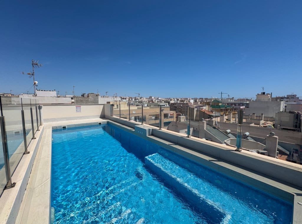 2 bedroom Apartment for rent in Torrevieja with pool garage - € 1,200 (Ref: 9016400)