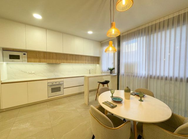 2 bedroom Apartment for rent in Las Piscinas Naturales, Torrevieja with pool garage - € 1,200 (Ref: 9016400)