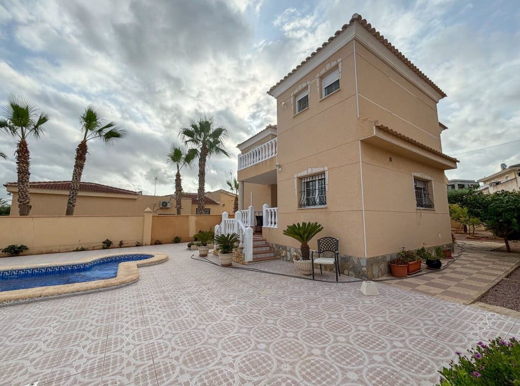 5 bedroom Villa for rent in Ciudad Quesada with pool - € 1,700 (Ref: 9041874)