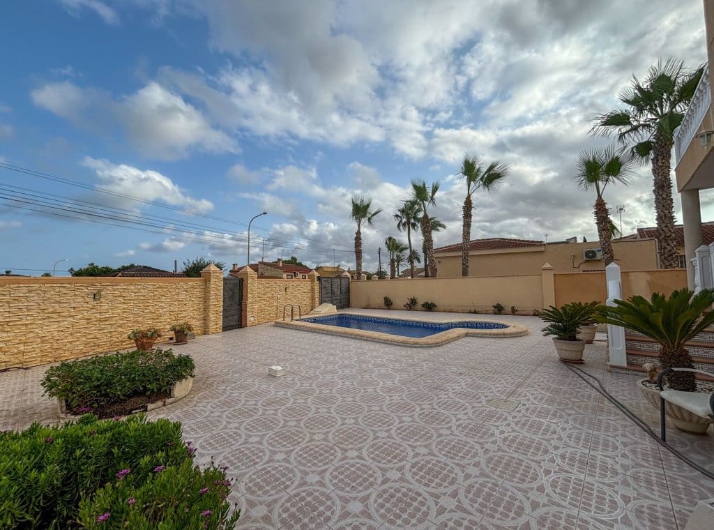 5 bedroom Villa for rent in Ciudad Quesada with pool - € 1,700 (Ref: 9041874)
