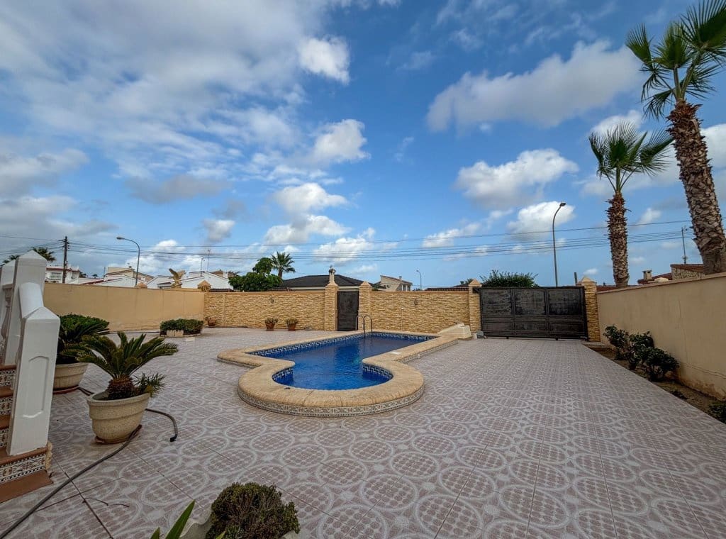 5 bedroom Villa for rent in Ciudad Quesada with pool - € 1,700 (Ref: 9041874)