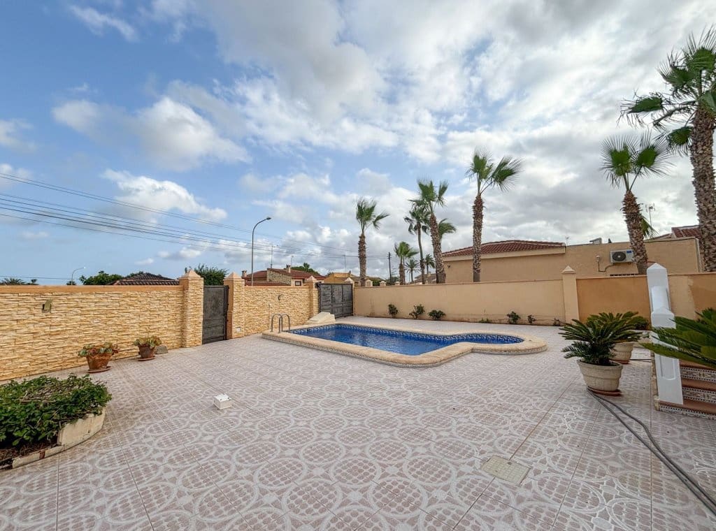 5 bedroom Villa for rent in Ciudad Quesada with pool - € 1,700 (Ref: 9041874)