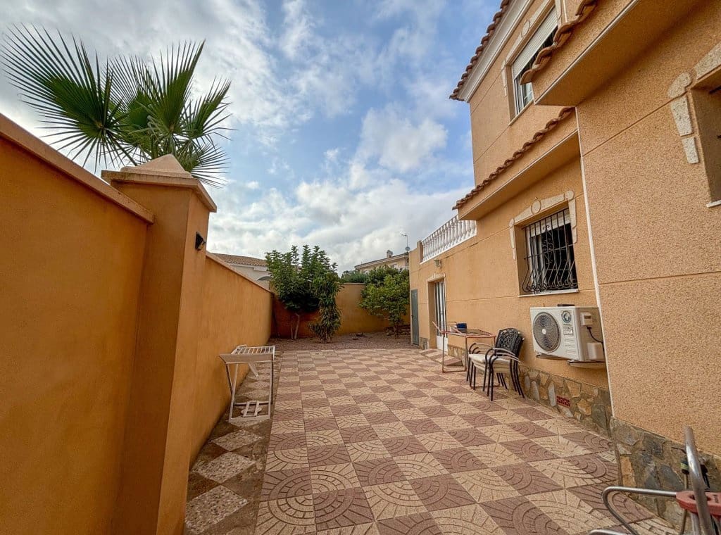 5 bedroom Villa for rent in Ciudad Quesada with pool - € 1,700 (Ref: 9041874)