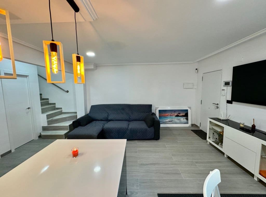 3 soverom Villa til leie i Torrevieja med svømmebasseng - € 1 400 (Ref: 9050540)