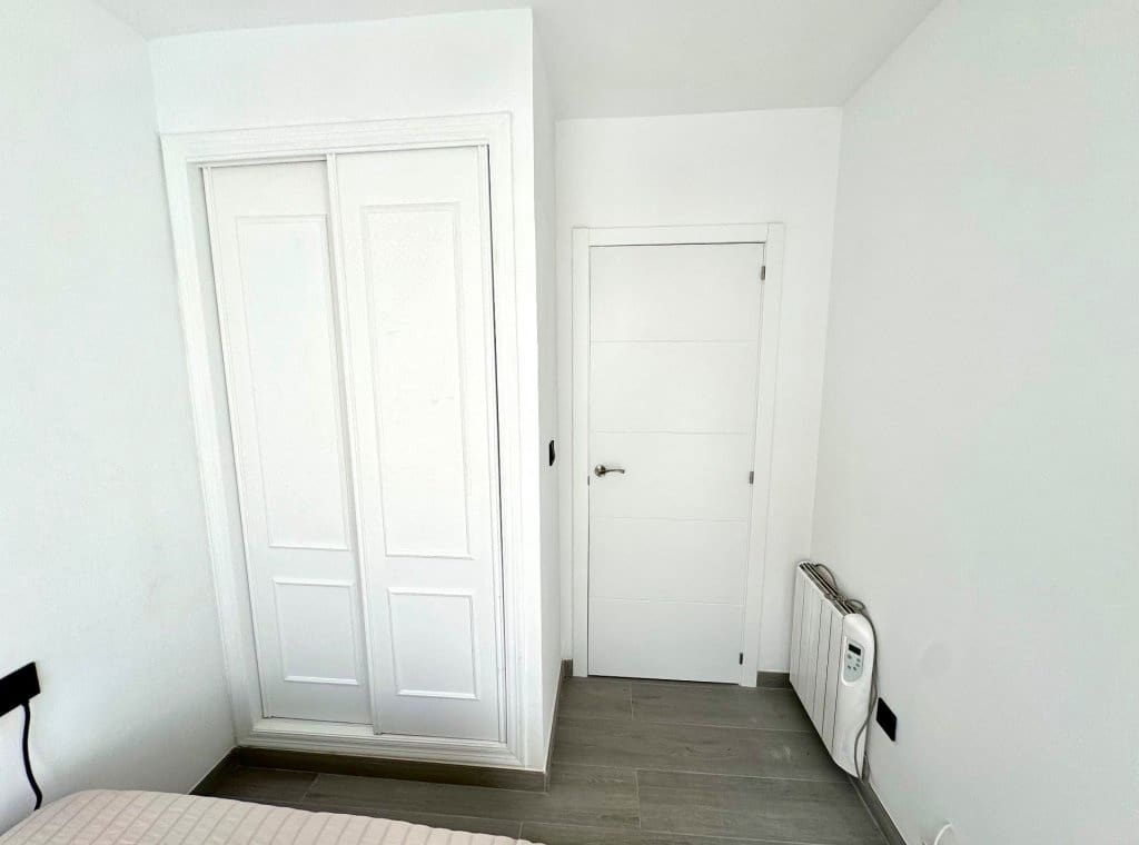 3 soverom Villa til leie i Torrevieja med svømmebasseng - € 1 400 (Ref: 9050540)