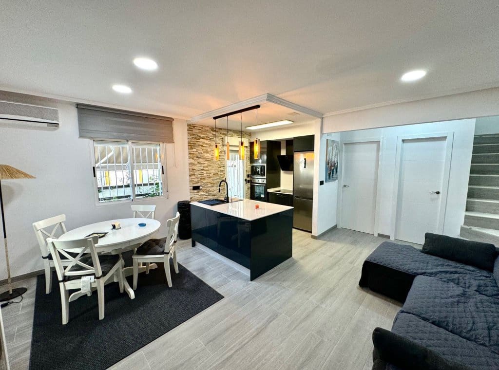 3 soverom Villa til leie i Torrevieja med svømmebasseng - € 1 400 (Ref: 9050540)