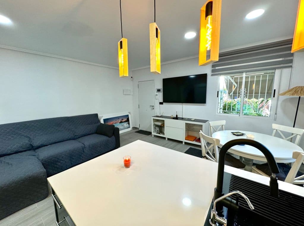 3 soverom Villa til leie i Torrevieja med svømmebasseng - € 1 400 (Ref: 9050540)