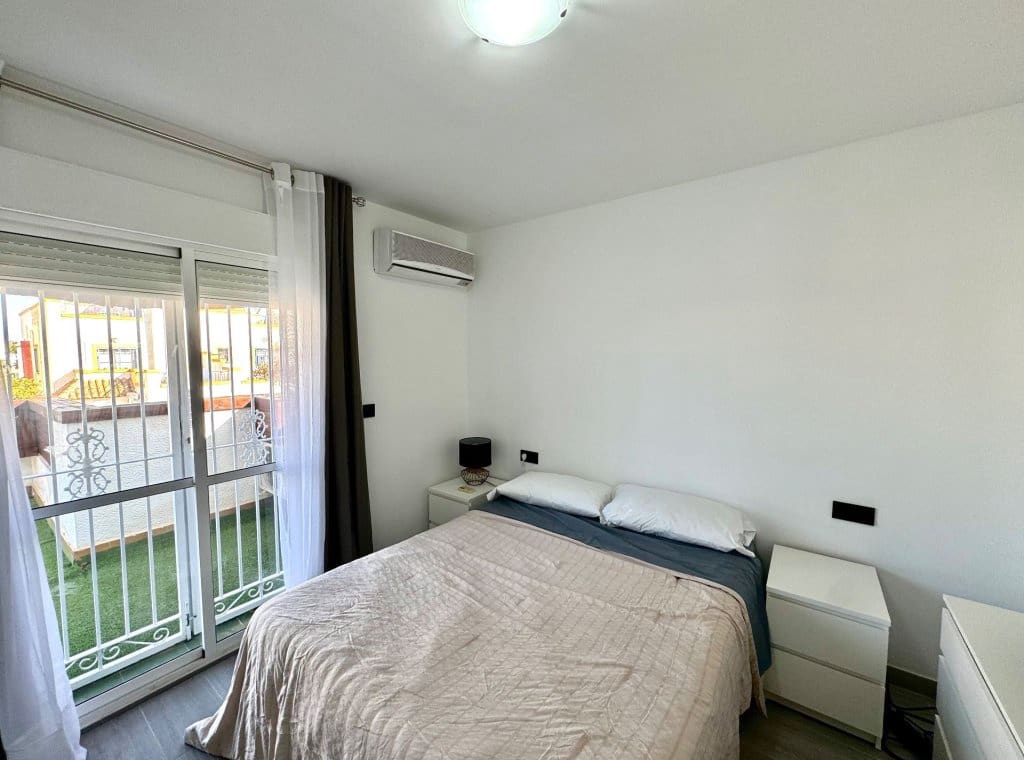 3 soverom Villa til leie i Torrevieja med svømmebasseng - € 1 400 (Ref: 9050540)