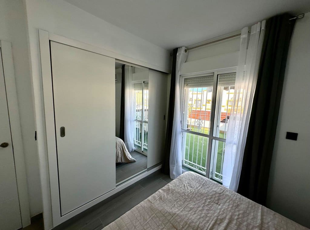 3 soverom Villa til leie i Torrevieja med svømmebasseng - € 1 400 (Ref: 9050540)