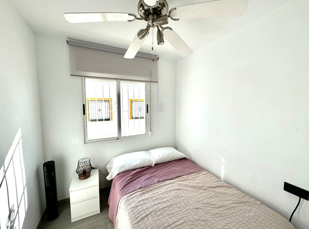 3 soverom Villa til leie i Torrevieja med svømmebasseng - € 1 400 (Ref: 9050540)