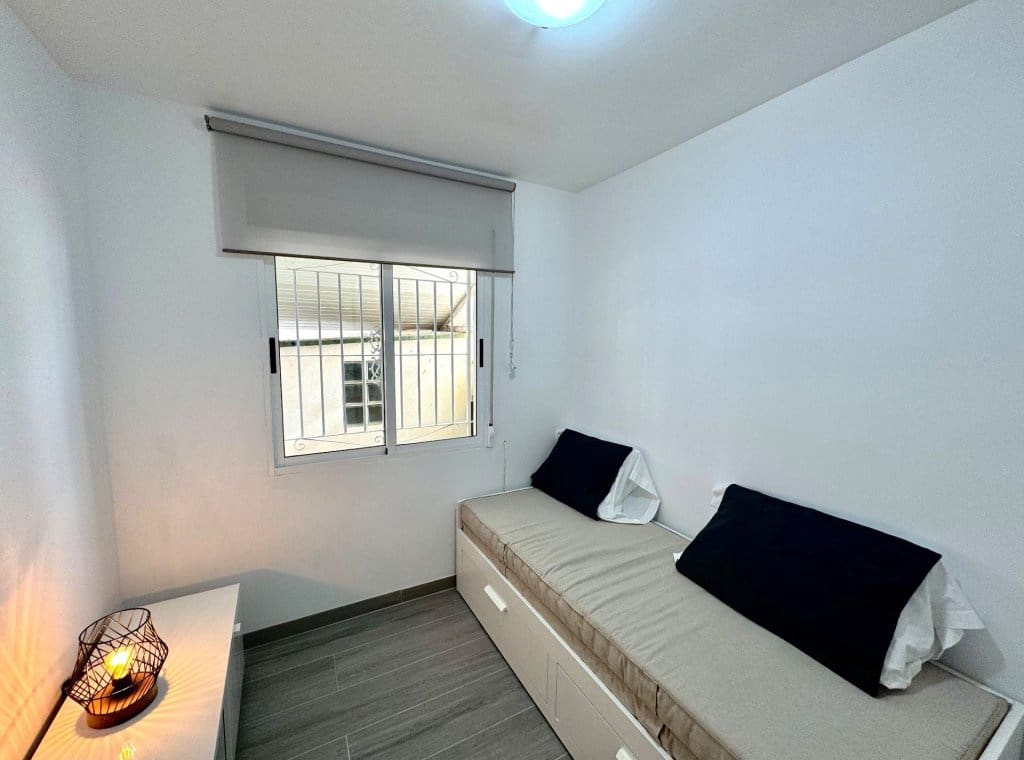 3 soverom Villa til leie i Torrevieja med svømmebasseng - € 1 400 (Ref: 9050540)