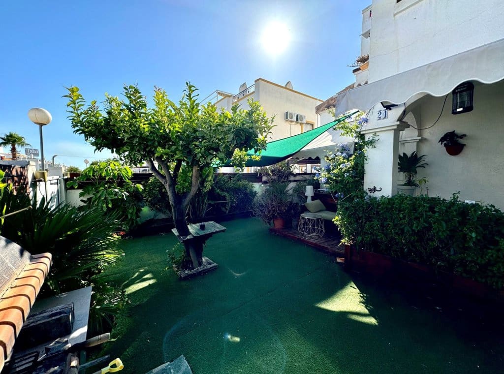 3 soverom Villa til leie i Torrevieja med svømmebasseng - € 1 400 (Ref: 9050540)