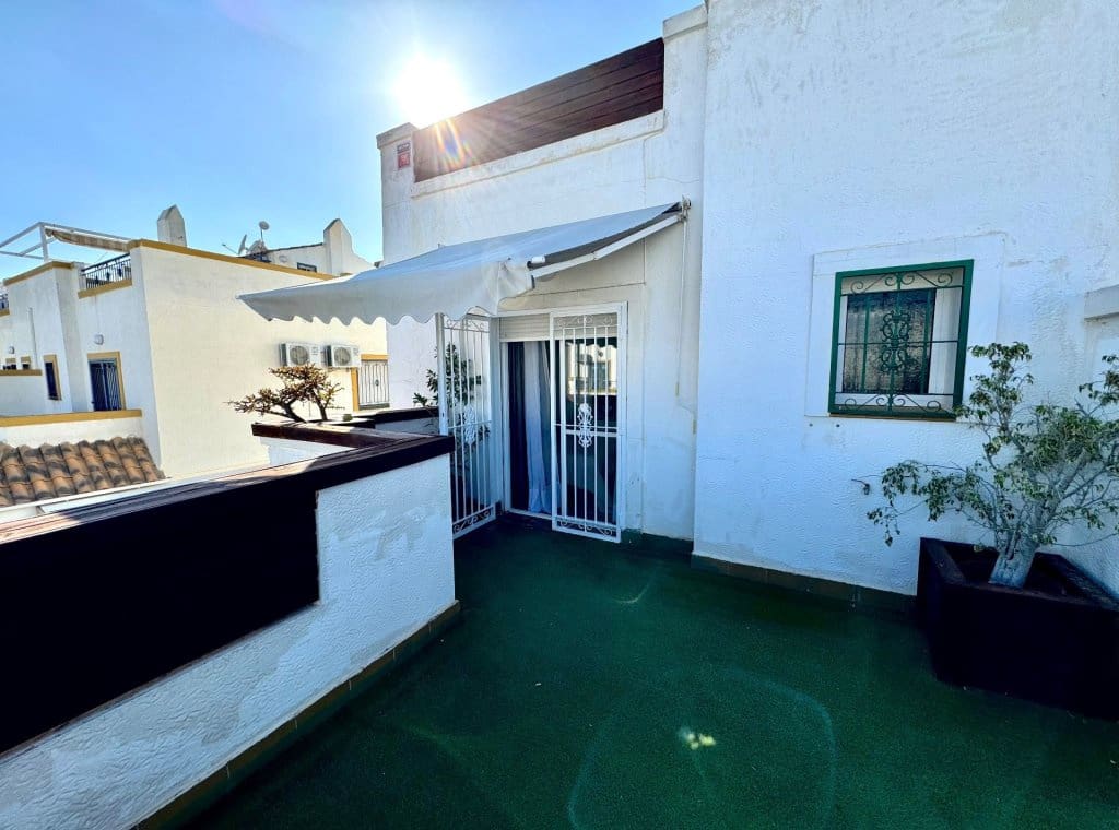 3 soverom Villa til leie i Torrevieja med svømmebasseng - € 1 400 (Ref: 9050540)