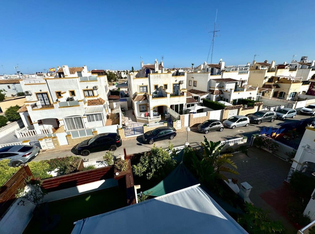 3 soverom Villa til leie i Torrevieja med svømmebasseng - € 1 400 (Ref: 9050540)