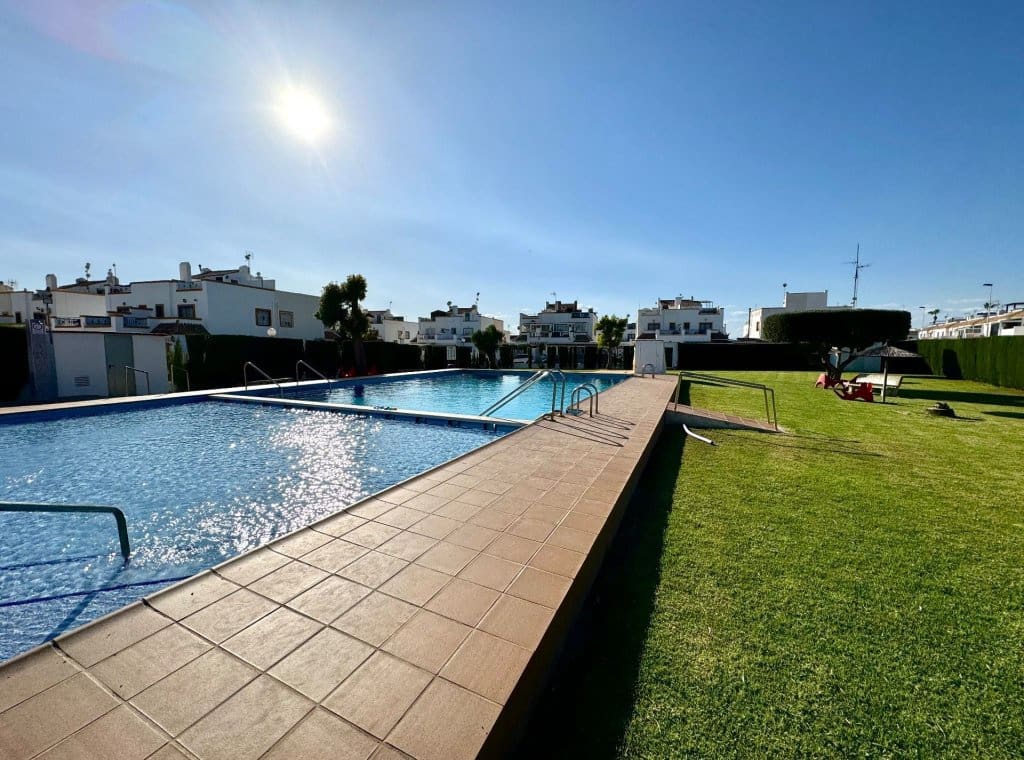 3 soverom Villa til leie i Torrevieja med svømmebasseng - € 1 400 (Ref: 9050540)