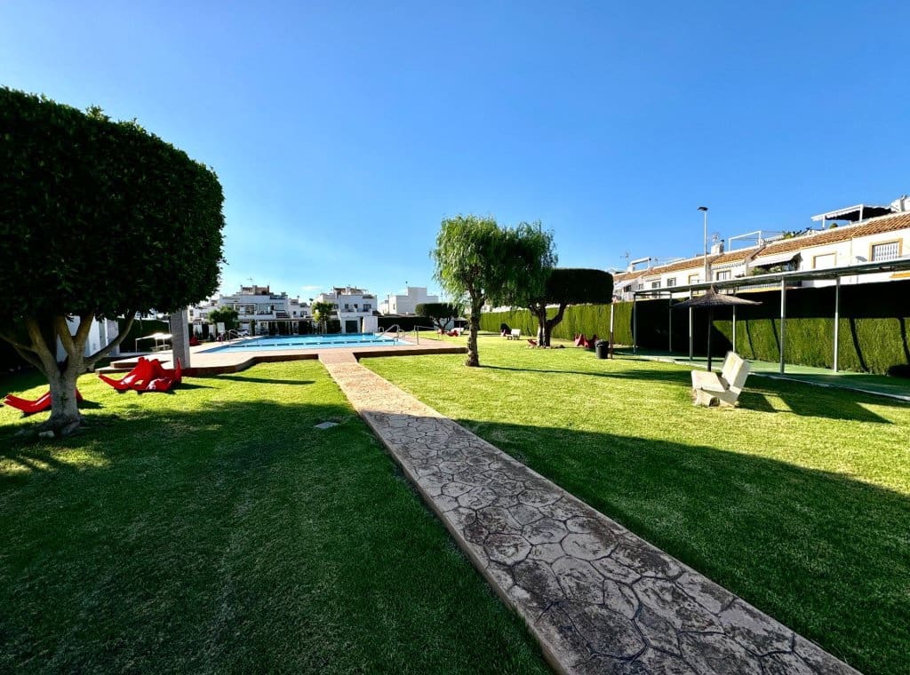 3 soverom Villa til leie i Torrevieja med svømmebasseng - € 1 400 (Ref: 9050540)