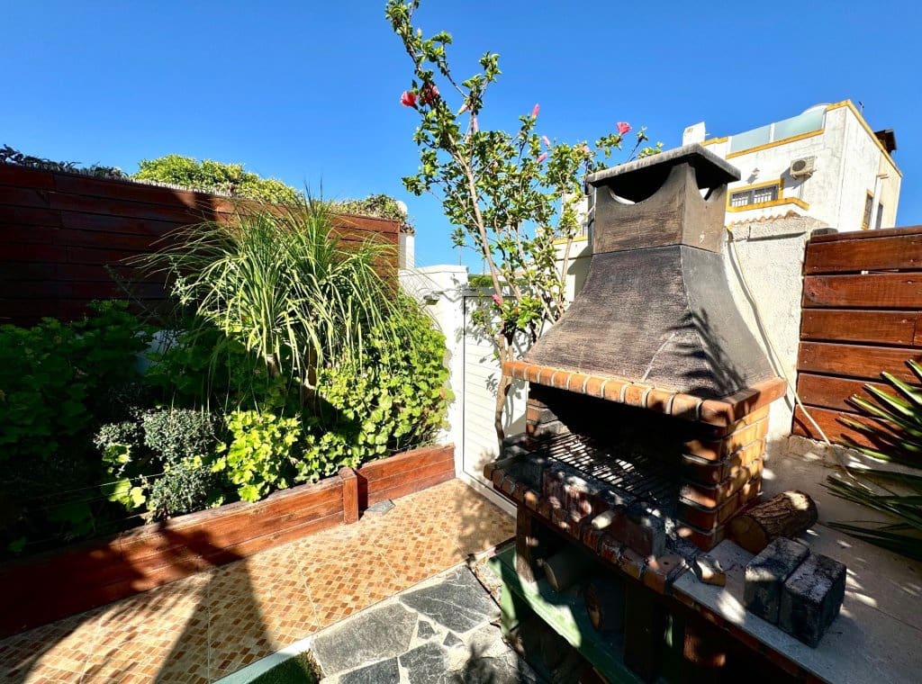 3 soverom Villa til leie i Torrevieja med svømmebasseng - € 1 400 (Ref: 9050540)