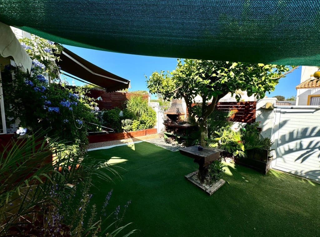 3 soverom Villa til leie i Torrevieja med svømmebasseng - € 1 400 (Ref: 9050540)