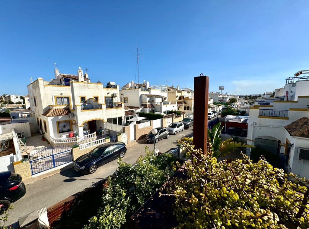 3 soverom Villa til leie i Torrevieja med svømmebasseng - € 1 400 (Ref: 9050540)