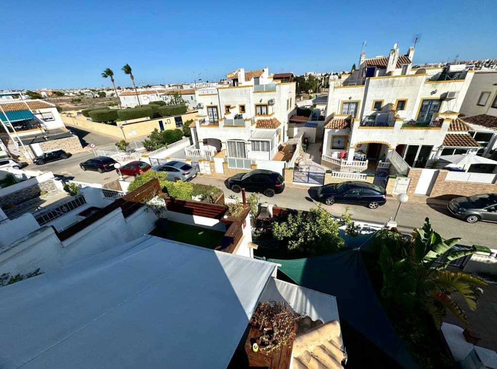 3 soverom Villa til leie i Torrevieja med svømmebasseng - € 1 400 (Ref: 9050540)