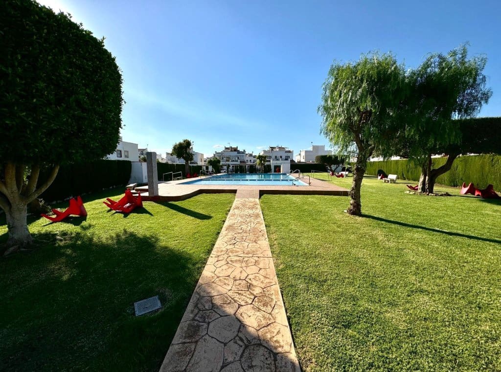 3 soverom Villa til leie i Torrevieja med svømmebasseng - € 1 400 (Ref: 9050540)