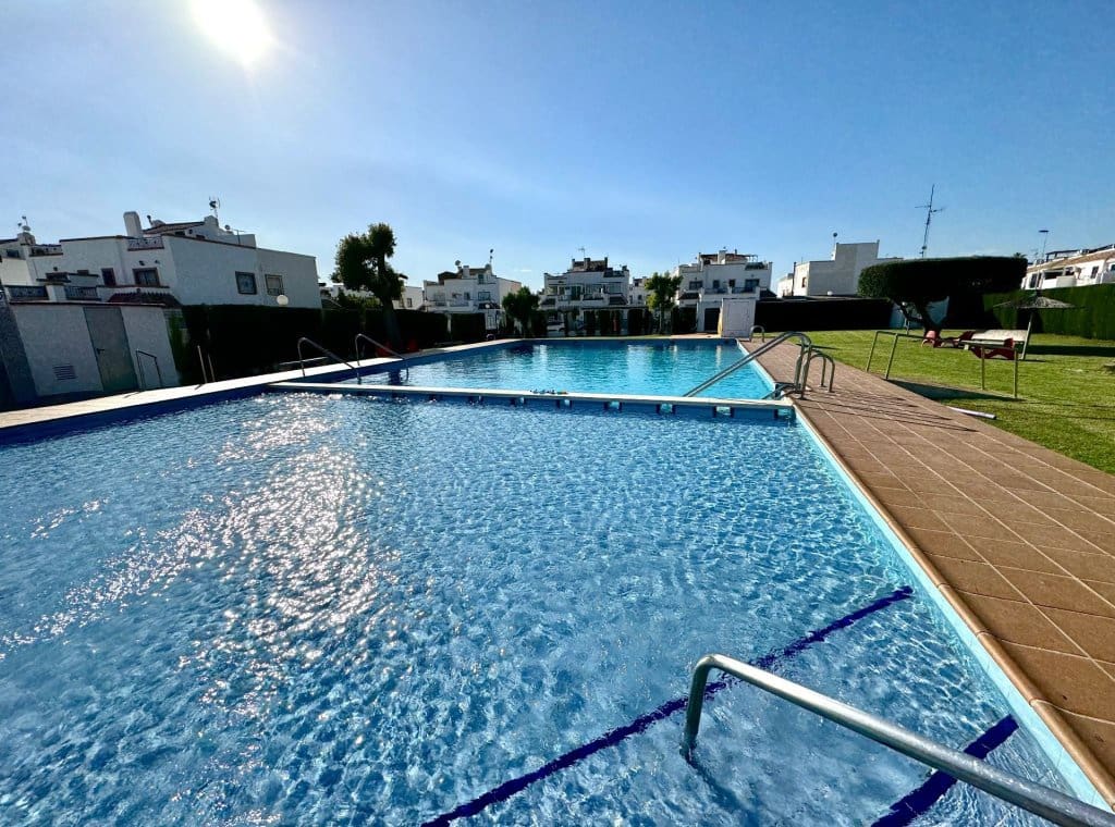3 soverom Villa til leie i Torrevieja med svømmebasseng - € 1 400 (Ref: 9050540)