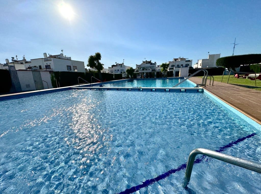 3 soverom Villa til leie i Torrevieja med svømmebasseng - € 1 400 (Ref: 9050540)