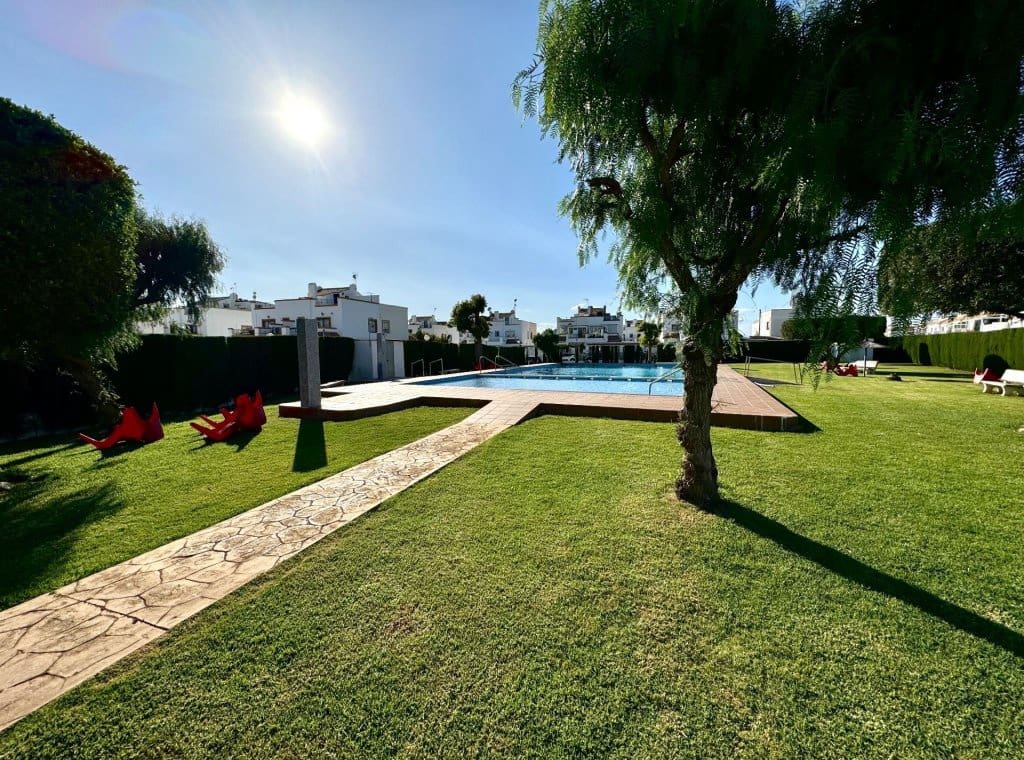 3 soverom Villa til leie i Torrevieja med svømmebasseng - € 1 400 (Ref: 9050540)