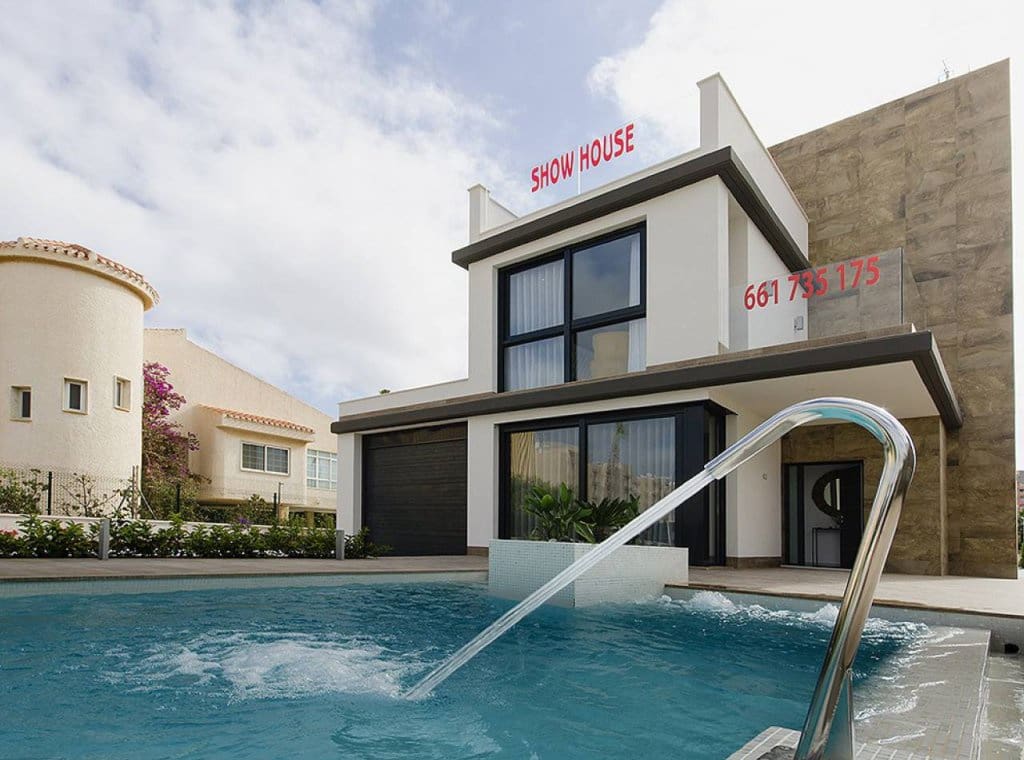 3 soveværelse Villa til salg i Orihuela Costa med swimmingpool garage - € 975.000 (Ref: 9126396)