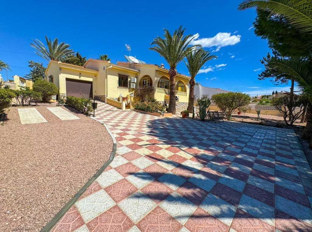 3 bedroom Villa for rent in Ciudad Quesada with pool garage - € 2,000 (Ref: 9148747)