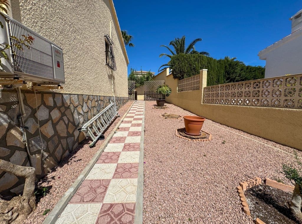 3 bedroom Villa for rent in Ciudad Quesada with pool garage - € 2,000 (Ref: 9148747)