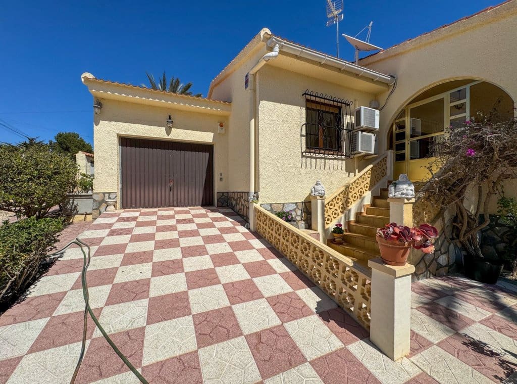 3 bedroom Villa for rent in Ciudad Quesada with pool garage - € 2,000 (Ref: 9148747)