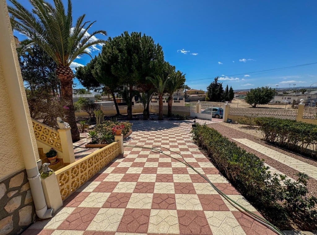 3 bedroom Villa for rent in Ciudad Quesada with pool garage - € 2,000 (Ref: 9148747)